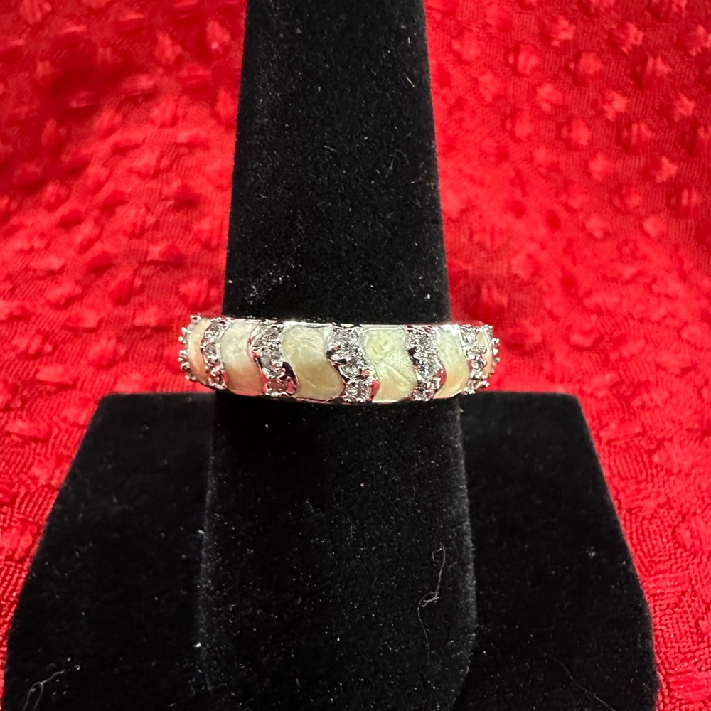 Costume Jewelry Ring. Size 9.